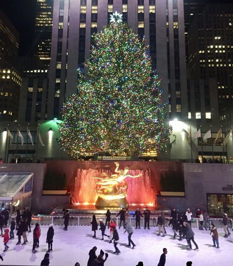 AK Monthly Recap: December 2017 Rockefeller Christmas Tree, New York Noel, New York Christmas Aesthetic, Rockefeller Center Christmas Tree, Rockefeller Center Christmas, New York City Christmas, Nyc Holidays, Weekend In Nyc, Voyage New York