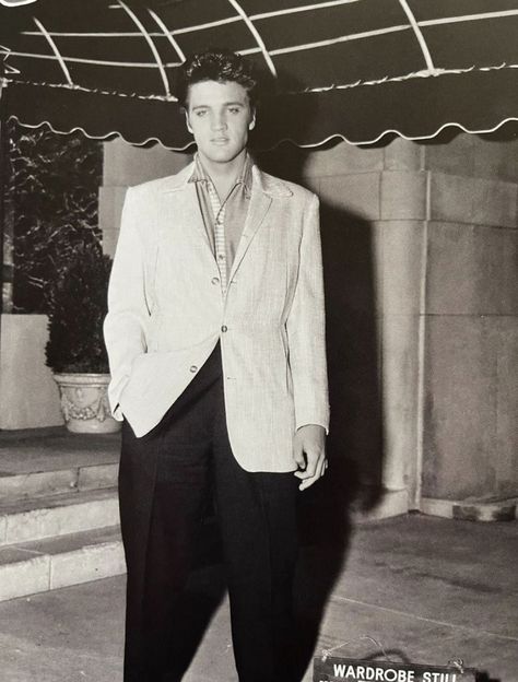 Elvis Memorabilia, King Elvis Presley, Elvis Presley Images, Young Elvis, Cool Dude, Jailhouse Rock, Elvis Presley Pictures, Elvis And Priscilla, Elvis Presley Photos