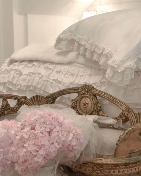 Lindsey Core Aesthetic, Lindsey Core, Manipulative Women, Cozy Weekend, French Aesthetic, Charlotte Brontë, Shabby Chic Living, 1st Apartment, Shabby Chic Bedroom