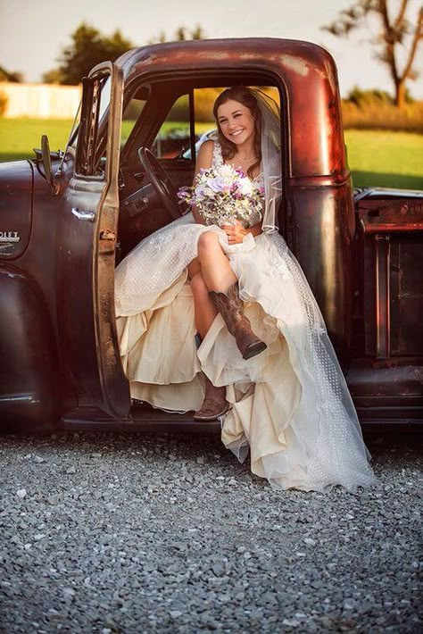 Guia completo sobre o casamento country: do convite ao vestido de noiva! Country Wedding Pictures, Country Western Wedding, Country Wedding Photos, Country Wedding Photography, Cowgirl Wedding, Barn Wedding Photos, Country Style Wedding, Country Theme Wedding, Boda Mexicana