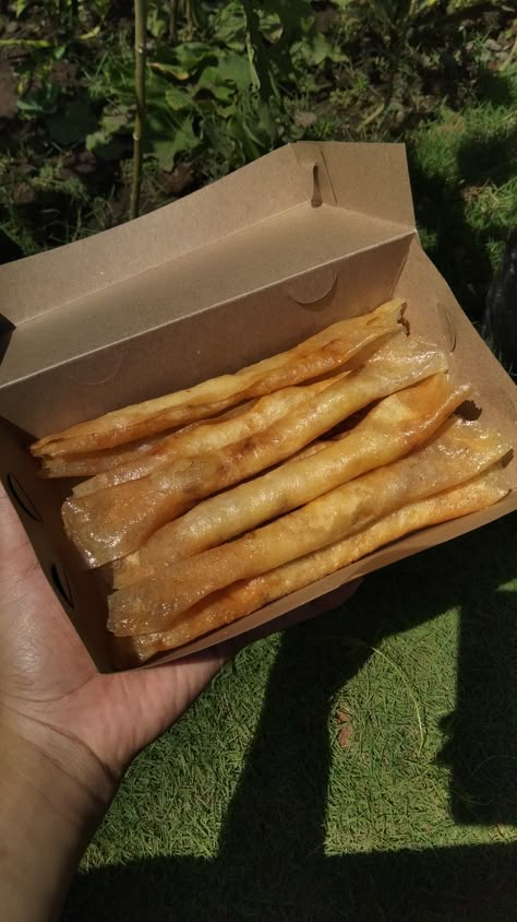 Cheese Roll Stick Lumpia Topping, Cheese Roll Stick Lumpia, Pisang Roll, Lumpia Pisang, Keju Aroma, Banana Roll, Cheese Roll, Food Business Ideas, Food Project