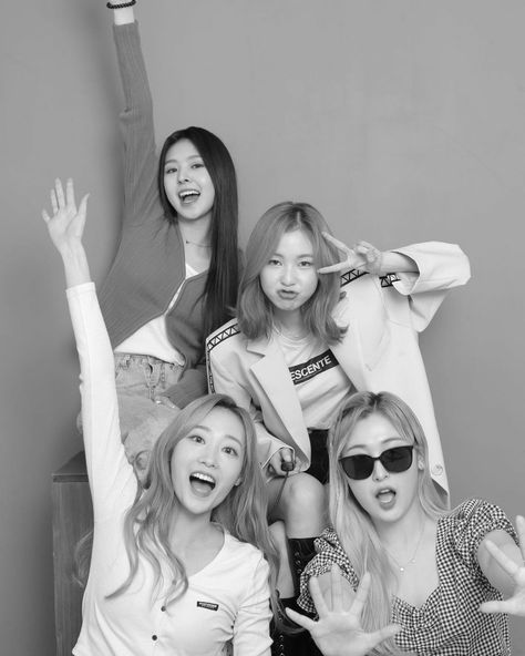 Yearbook Pose, Pre Convo, Clothing Photoshoot, Group Photo Poses, Group Picture Poses, Sisters Photoshoot Poses, Bff Poses, Friendship Photoshoot, Group Picture