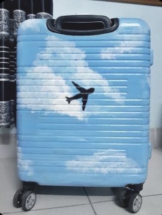 DIY luggage painting ideas travel arts and crafts fun Suitcase Painting, Luggage Painting, Painted Suitcase, Bendy Candles, Diy Suitcase, Diy Luggage, Denim Art, Personalized Luggage, Travel In Style