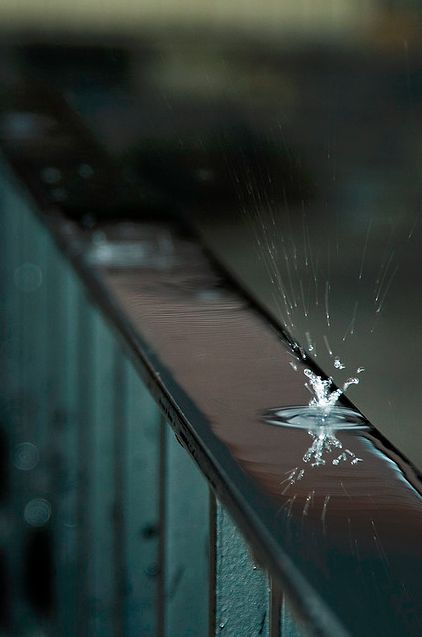 I Love Rain, Love Rain, Singing In The Rain, Foto Tips, Rainy Night, Art Simple, Foto Art, Rain Photography, Water Droplets