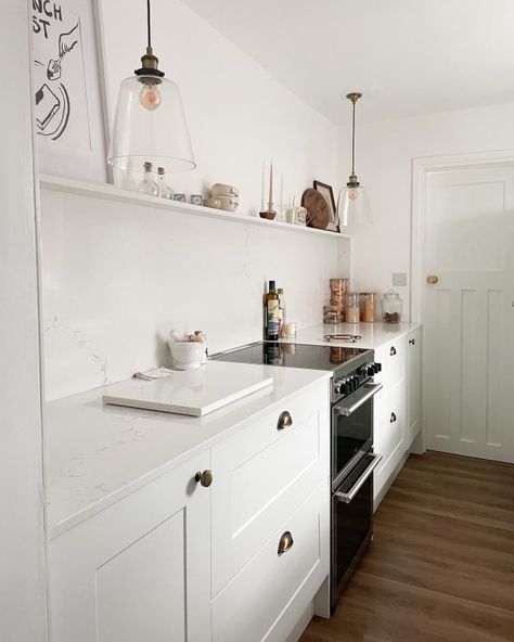 White Kitchen Shaker, Howdens Chelford, Kitchen Shaker Style, Shaker Drawer Fronts, Howdens Kitchen, Kitchen Shaker, Howdens Kitchens, Real Kitchens, Mdf Doors