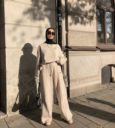 Full Beige Outfit, Hijabi Tracksuit Outfit, Nude Outfits Hijab, Hijabi Airport Outfit, Hijabi Gym Outfits, Modest Sportswear, Sweat Suits Outfits, Jogging Outfit, Sports Attire