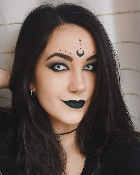 Crazy Witch Makeup, Witch Halloween Costume Make Up, Basic Witch Makeup Halloween, Mystic Witch Makeup, East Witch Makeup, Witch Makeup Looks Halloween, Easy Halloween Makeup Ideas Simple Witch, Occult Costume Ideas, Witch Look Make Up