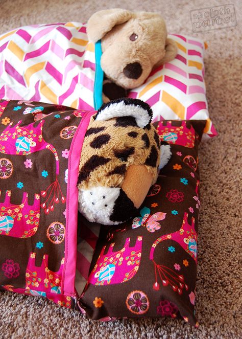 Fleece Stuffed Animals Diy, Toy Sleeping Bag Free Pattern, Stuffed Animal Sleeping Bag, Build A Bear Clothes Pattern, Diy Doll Blanket And Pillow, Diy Barbie Sleeping Bag, Doll Sleeping Bag Pattern, Bear Sleeping Bags, Sleeping Bag Pattern