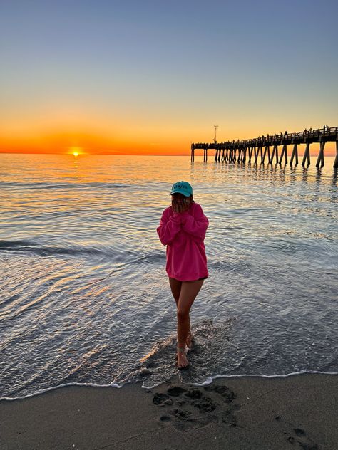 Preppy Beach Pics Without People, Cali Beach Pictures, Beach Life Style Aesthetic, Preepy Summer Girl, Summer Aesthetic California, Beach Sunrise Pictures Poses, Florida Vacation Aesthetic, Preppy Beach Sunset, Preppy Beach Pics