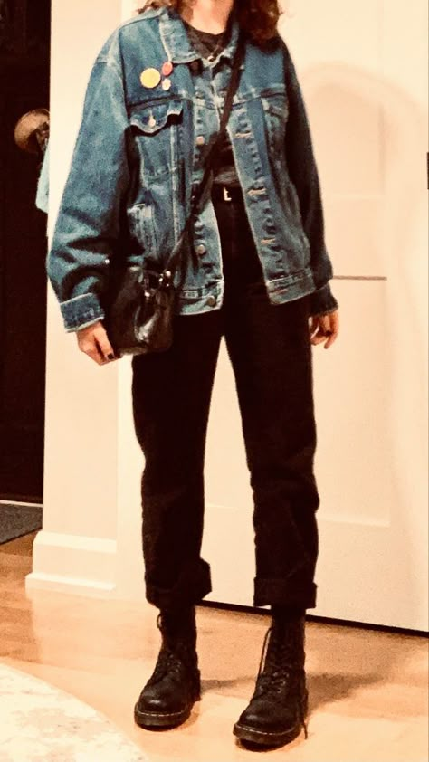 Black Jeans And Jean Jacket Outfit, All Black Outfit With Jean Jacket, Alt Jean Jacket Outfit, Grunge Denim Jacket Outfit, Grunge Jean Jacket Outfit, Grunge Outfits Denim Jacket, Emo Winter Outfits Grunge, Battle Jacket Outfit, Jean Jacket Fall Outfits