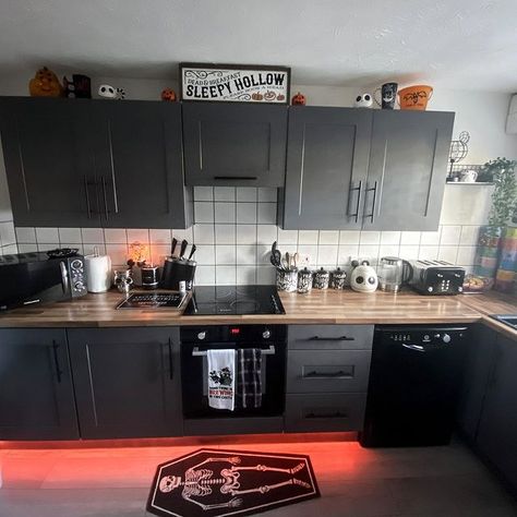 Goth Kitchen Ideas, Gothic Kitchen Ideas, Gothic Kitchen Decor, Casa Rock, Goth Kitchen Decor, Goth Kitchen, Spooky Kitchen, Gothic Kitchen, Spooky Home Decor