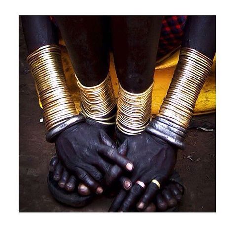 These bangles are amazing but imagine having to wear this all day! #tribalstyle #love #jewellery #jewelry #style #instagood African Bangles, Mursi Tribe Ethiopia, A Well Traveled Woman, Mursi Tribe, Body Adornment, African People, Jewelry Style, Inspiring Images, African Beads