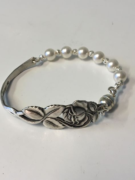 Etching Jewelry Silver, Silverware Bracelets, Jewelry From Silverware, Vintage Spoon Jewelry, Spoon Jewelry Diy, Silver Spoon Bracelet, Silver Spoon Jewelry, Fork Jewelry, Flatware Jewelry