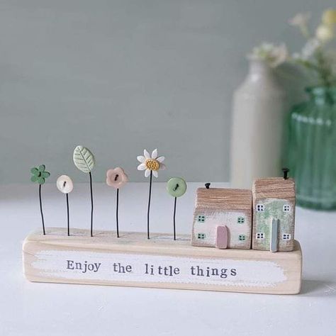 Wooden Homes, Little Wooden Houses, Diy Keramik, Deco Nature, Wooden Houses, Driftwood Crafts, Enjoy The Little Things, Doors And Windows, Diy Clay Crafts