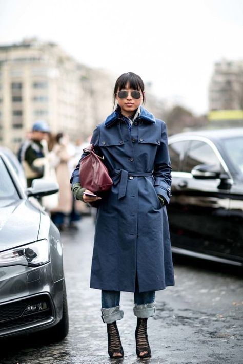 Jacket Style / Trench Street Style, Puffer Coat Street Style, Trench Coat Street Style, Margaret Zhang, Raincoat Outfit, Coat Street Style, Blue Trench Coat, Navy Coat, Paris Fashion Week Street Style