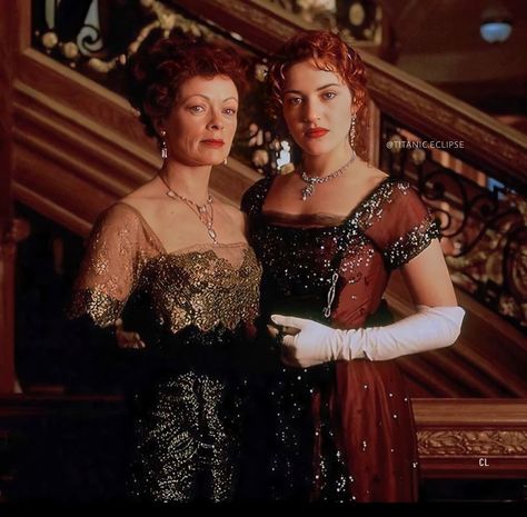 𝐀𝐍𝐔𝐑𝐀𝐃𝐇𝐀 | 𝐓𝐈𝐓𝐀𝐍𝐈𝐂 🌙 on Instagram: “Ruth Dewitt Bukater & Rose Dewitt Bukater 🌹 mom & Daughter @francesfisher #katewinslet #rosedawson #katewinslet #jackdawson…” Titanic Costume, Titanic Kate Winslet, Black Dinner Dress, Titanic Photos, Titanic 1997, Frances Fisher, Leo And Kate, Titanic History, Billy Zane