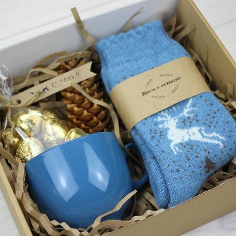 Ideas Regalos, Gift Box Ideas, Christmas Baskets, Latina Fashion, Cadeau Diy, Christmas Gift Baskets, Xmas Presents, Christmas Gifts For Friends, Christmas Gift Box