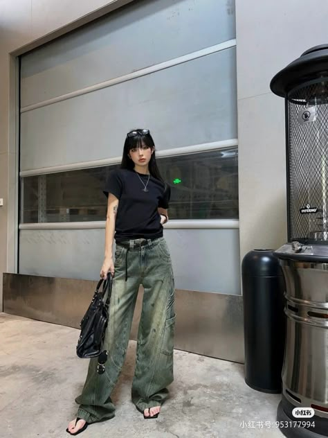 Aesthetic Black Tshirt, Baggy Style Woman, Asian Outfit Ideas, Dark Fits, Denim Cargo Jeans, Rugged Aesthetic, Boyish Outfits, Acubi Style, Pretty Fits