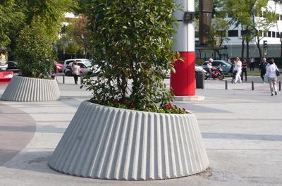 Lena by #Escofet Urban Planters, Planter Box Designs, Landscaping Equipment, Urban Design Graphics, Urban Landscape Design, Potted Plants Outdoor, Cement Planters, Precast Concrete, Outdoor Planter