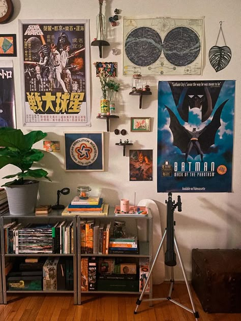 percy jackson home visual/inspiration Male Manipulator Aesthetic Room, Nerd Apartment Aesthetic, Nerdy Room Aesthetic, Vintage Aesthetic Bedroom Ideas, Study Room Decor Aesthetic, Nerd Living Room, Mens Apartment Ideas, Room Tour Aesthetic, Cottagecore Aesthetic Bedroom