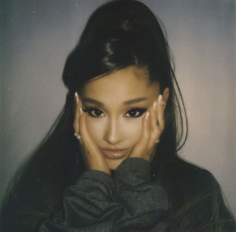 Ariana Grande Hair, Thank U Next, Simple Eyeliner, Celebrities Before And After, Fake Smile, Ariana Grande Photos, Ariana Grande Pictures, Ariana G, Celebrity Moms