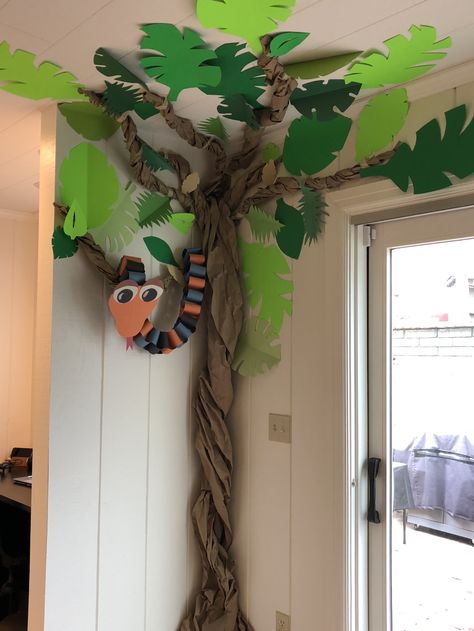 Jungle Party Diy Decorations, Jungle Vbs Room Decor, Diy Jungle Tree Decorations, Rainforest Trees Crafts, Diy Animal Decorations, Jungle Tree Classroom, Jungle Trees Diy, Easy Jungle Decorations, Classroom Zoo Theme