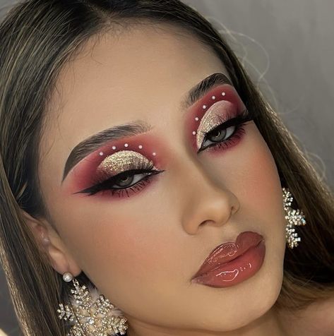 Red And Gold Makeup Looks, Makeup Looks Red, Semi Cut Crease, Holiday Eye Makeup, Quinceanera Makeup, Glam Eye Makeup, Red Eye Makeup, Angel Makeup, Gold Makeup Looks