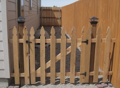 Building a gate for a dog run from a pre-made fence panel. Www.delightfuldomicile.blogspot.com Diy Dog Run, Diy Dog Gate, Building A Gate, Dog Gates, Dog Run, Diy Dog Kennel, Dog Yard, Dog Area, Dog Kennel Outdoor