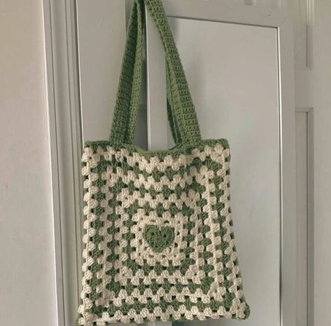 Green Bag Crochet, Crotchet Bags Aesthetic, Crochet Projects Aesthetic, Crochet Bags Aesthetic, Aesthetic Crochet Ideas, Aesthetic Crochet Bag, Crochet Ideas Aesthetic, Crochet Bag Aesthetic, Green Crochet Bag