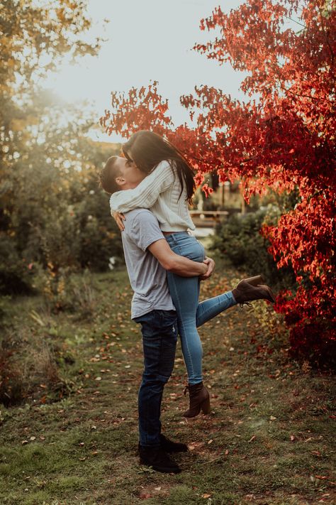 Fall Photo Couple Poses, New England Fall Engagement Photos, Fall Couple Engagement Pictures, Couple Christmas Photo Outfits, Couples Photoshoot Poses Height Difference, Kissing Engagement Pictures, Fall Photo Poses For Couples, Fall Engagement Photos Ideas October, Fall Couple Photos Ideas