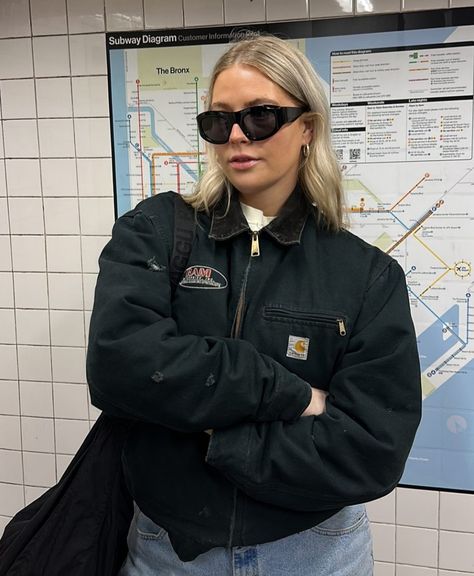 ig: elizabethanneventer Detroit Outfit Woman, Carhartt Detroit Jacket Women, Carhartt Santa Fe Jacket Outfit, Womens Carhartt Jacket Outfit, Workwear Jacket Women, Carhartt Outfit Women, Work Jackets Women, Detroit Jacket Women, Workwear Jacket Outfit