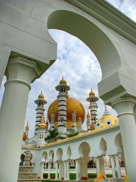 Ubudiah Masjid (mosque), Kuala Kangsar, Malaysia's east coast. © JAOS, 1992 Nature Structure, Kuala Kangsar, Beautiful Mosque, Halal Food, Beautiful Mosques, Structure Architecture, Ipoh, Ancient Jewelry, Magic Carpet