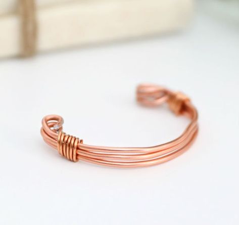 Shape copper wire into a sleek accessory to show off to friends Diy Copper Wire Bracelet, Copper Diy Projects, Copper Wire Bracelet, Cuff Bracelets Diy, Wire Cuff Bracelet, Diy Copper, Copper Bracelets, Wire Wrap Jewelry Designs, Copper Jewellery