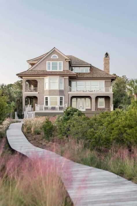 Gorgeous Kiawah Island beach house showcases black and white accents Island Homes Exterior, Cortney Bishop, Beach Black And White, Island Beach House, Contemporary Beach House, Island Homes, English Room, Design Publication, New York Homes