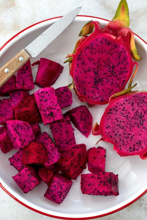 Learn how to make a pitaya bowl (also called pitahaya, pithaya and dragon fruit smoothie bowl) with this easy recipe. This Pitaya Bowl recipe is made with red dragon fruit, frozen bananas and berries, and oat milk. Pitaya bowls make a light vegan breakfast, afternoon snack, post workout nourishment, and a healthy chilled dessert. Pitaya Recipe, Pitaya Bowl Recipe, Dragon Fruit Aesthetic, Dragon Fruit Bowl, Dragon Fruit Photography, Dragon Fruit Smoothie Bowl, Fruit Smoothie Bowl, Dragon Fruit Benefits, Pitaya Smoothie