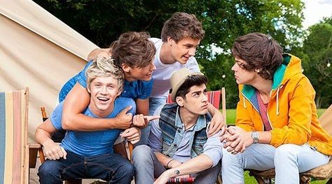 Live While Were Young One Direction Take Me Home Era, One Direction Poster, Wallpaper One Direction, One Direction Photoshoot, One Direction Fotos, One Direction Live, Gambar One Direction, One Direction Images, One Direction Wallpaper