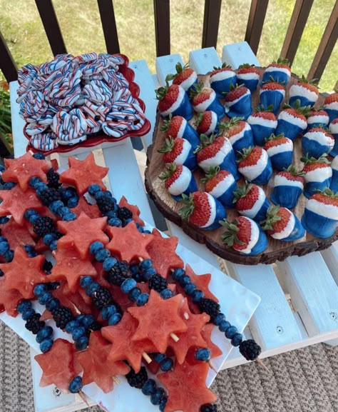 Cute Fourth Of July Food Ideas, Cute 4th Of July Food Ideas, Fourth Of July Fruit Platter, July 4th Aesthetic Food, Best Fourth Of July Food, 4th Of July Dessert For A Crowd, Fourth Of July Party Desserts, 4th Of July Board Food, Cute Fruit Kabob Ideas