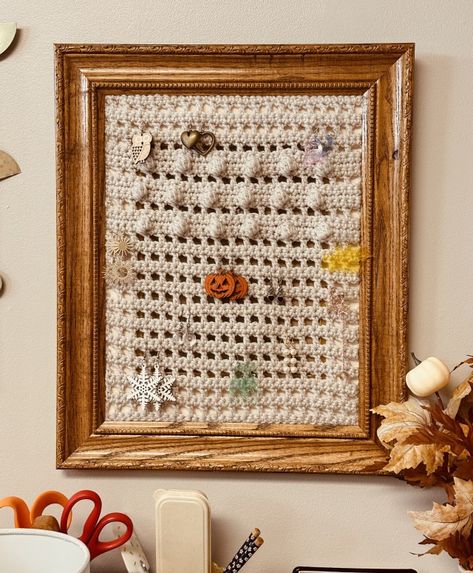 Crochet Earing Hanger, Crochet Earring Holder Pattern, Picture Frame Jewelry Holder Diy, Crochet Earring Holder, Diy Crochet Cactus, Crochet Room Decor Ideas, Crochet Jewelry Holder, Crochet Picture Frame, Crochet Room Decor