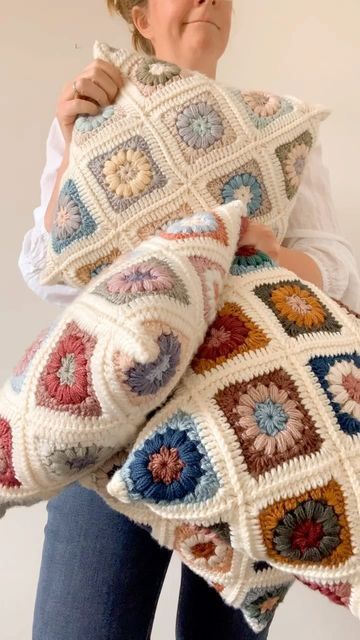 Crochet Headboard Ideas, Crochet Projects Advanced, Crochet Projects For Mom, Crochet Big Yarn, Scandi Crochet, Crotchet Pillow, Crochette Ideas, Autumn Crochet Ideas, Crochet House Decor