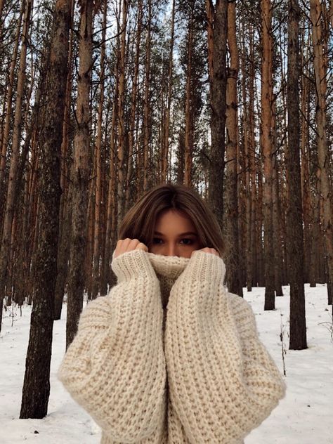 Winter Dress Photoshoot, Snowy Photoshoot Ideas, Outdoor Winter Photoshoot Ideas, Snow Poses For Instagram, Winter Senior Pictures, Photos In The Snow, Snow Photoshoot, Winter Portraits, Winter Instagram