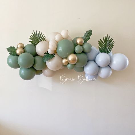 Small Balloon Garland Ideas, Minimalistic Birthday Decor, Baloons Idea For Birthday, Simple Balloon Decor, Koala Themed Birthday Party, Small Balloon Garland, Simple Balloon Garland, Baby Shower Verde, Simple Balloon Decoration