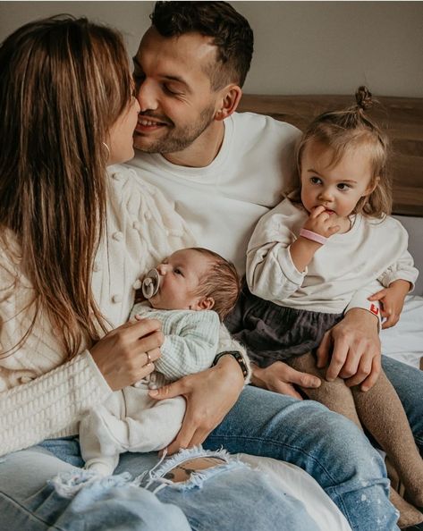 Indoor Family Photos, Home Newborn Photography, Newborn Family Pictures, Newborn Sibling, Cute Family Photos, Family Photos With Baby, Lifestyle Newborn Photos, Newborn Photography Boy, Newborn Family Photography