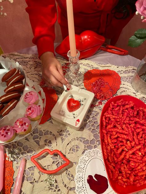 Retro Valentines Aesthetic, Aesthetic Valentines Nails, Vintage Valentines Aesthetic, Aesthetic Galentines, Galentines Aesthetic, Valentine Aesthetic, Valentines Day Aesthetic, Feminine Dark, Valentines Aesthetic