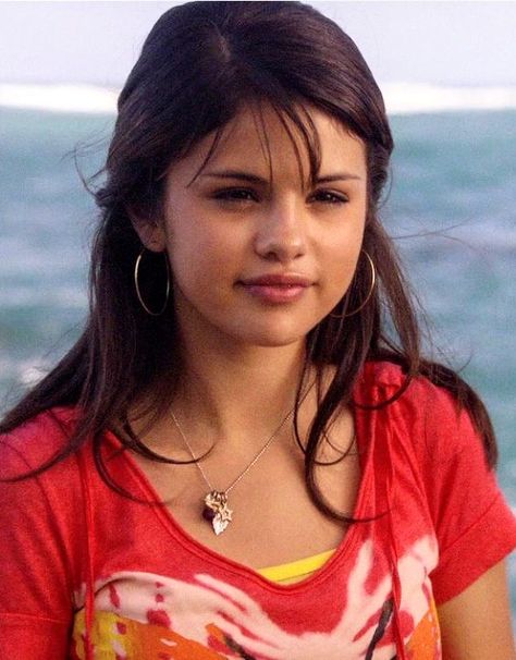 Selena Gomez Bangs, Selena Gomez Movies, Selena Gomez 2014, Round Face Celebrities, Blair And Serena, Selena Gomez Outfits, Alex Russo, Hair Inspiration Long, Wizards Of Waverly Place