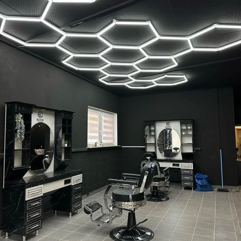 Hairstyle Salon Design, Small Barbershop Design Interior, Small Barber Shop Ideas, Luxury Barbershop, Barbershop Design Interior, Classic Barber Shop, Barbershop Ideas, Mens Barbershop, Barber Shop Interior