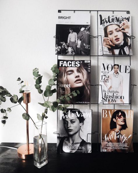 Display Magazines, Apartemen Studio, Picture Displays, Magazine Display, Farmhouse Side Table, Deco Studio, Cute Dorm Rooms, Creative Display, Room Transformation