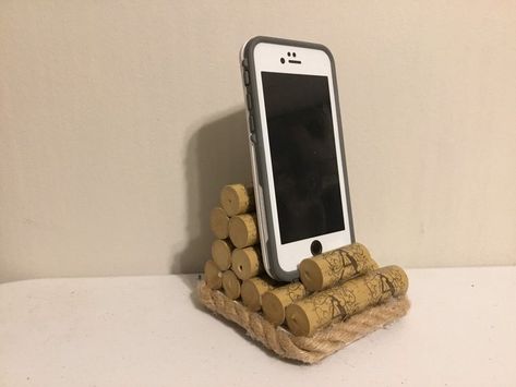 Wine Cork Diy Projects, Diy Phone Stand, Cork Diy Projects, Décor Table, Cork Crafts Christmas, Stand Phone Holder, Wine Cork Diy Crafts, Wine Cork Projects, Wine Cork Ornaments