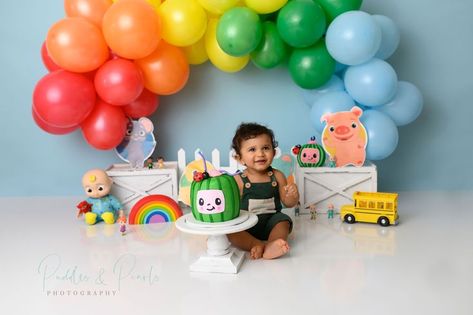 Coco Melon Smash Cake, Balloon Garland Photoshoot, Cocomelon Photoshoot Ideas, Cocomelon Cake Smash, Cocomelon Smash Cake, Cocomelon 2, Birthday Balloon Garland, Birthday Cocomelon, 2nd Birthday Pictures