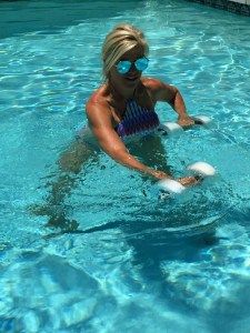 Pool Excercises Workouts, Water Aerobics Routine, Pool Weights, Water Aerobic Exercises, Water Aerobics Workout, Swimming Pool Exercises, Exercise Pool, Aquatic Exercises, Spin Bike Workouts