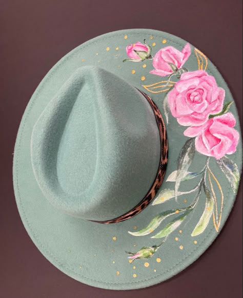 Hand Painted Felt Hats, Paint Felt Hat, Decorate Felt Hat, Hat Painting Diy, Painted Felt Hats For Women, Painted Cowboy Hats Diy, Fabric Painting Diy Clothes Design, Painted Fedora Hat, Painted Hats Diy